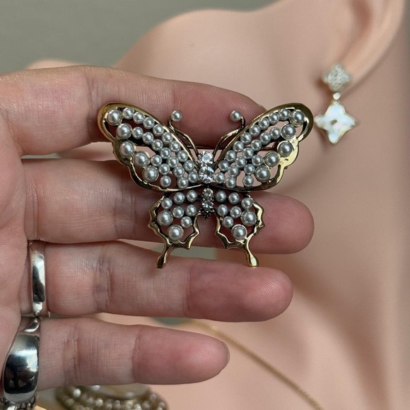 Elegant Gold Butterfly Brooch with Pearls. - Picture 6 of 8